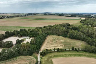 Nach dem Nein der Stadt Penig: Entstehen in Langenleuba-Oberhain dennoch Windräder? - Neben der Reitanlage Langenleuba-Oberhain, links im Bild der Reitplatz, wird keine Windkraftanlage gebaut. Doch wie steht es um die zwei anderen geplanten Windräder?