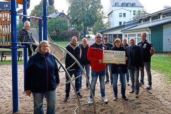 Nach dem Nils-Dauer-Gedenkturnier: Was ein Hort aus Rödlitz mit den Spendengeldern vorhat - Thomas Dingfelder vom SV Heinrichsort/Rödlitz (rote Jacke) übergab die Erlöse des Nils-Dauer-Gedenkturniers an Yvonne Friedrich, Leiterin des Rödlitzer Hortes.