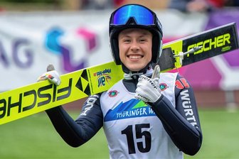 Nach dem Olympia-Aus für 2026 - für Kombiniererinnen gilt das Motto: Jetzt erst recht - Daumen hoch nach gelungener Vorbereitung: Die Klingenthaler Kombiniererin Jenny Nowak vomSC Sohland. Foto: Imago