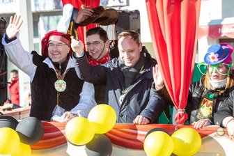 Nach dem Plauener Faschingsumzug: So fällt die Bilanz des Oberbürgermeisters aus - Fuhren auf dem Marshallwagen mit: Plauens Oberbürgermeister Steffen Zenner, Landrat Thomas Hennig, die scheidende Bundestagsvizepräsidentin Yvonne Magwas und der sächsische Landtagspräsident Alexander Dierks (alle CDU, von links).