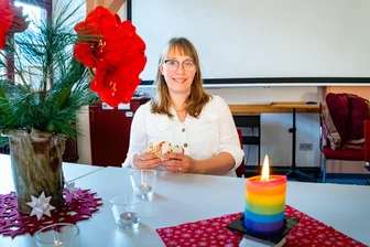 Nach dem plötzlichen Tod eines Kindes: Wo Eltern in Freiberg Trost finden - Erinnerungsstücke an ihre Tochter gebe es nicht viele, sagt Lydia Göhlert. Stattdessen müsste man Symbole finden, die an sie erinnern. Wie ein kleines Kissen, für das es auch ein Gegenstück gibt, das sie ihr mit ins Grab gegeben hat.