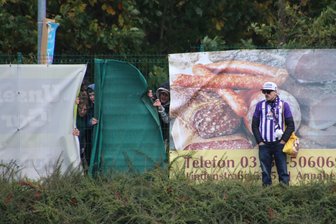 Nach dem Pokalkracher gegen Aue: „Werden noch in zehn Jahren davon erzählen“ - Volles Haus in Annaberg. Dass alle 2500 Tickets rasch vergriffen waren, hielt einige Fußballfans nicht davon ab, trotzdem einen Blick erhaschen zu wollen.