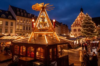 Nach dem Preis-Check auf dem Plauener Weihnachtsmarkt: Warum Besucher in diesem Jahr mehr bezahlen müssen - Der Weihnachtsmarkt im Lichterglanz. Für Händler hat sich in diesem Jahr die Standgebühr erhöht.