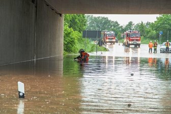 Nach dem Regen bleibt der Schlamm: Crossener Tunnel läuft immer wieder voll - Rund 1,50 Meter hoch stand das Wasser im Crossener Tunnel nach dem Juni-Starkregen im vorigen Jahr. Ein Pkw Fahrer musste von der Feuerwehr gerettet werden.