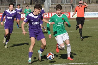 Nach dem Remis zum Auftakt: U 19 des FC Erzgebirge Aue vor erstem Heimauftritt in der Hauptrunde - Elfmetertorschütze Lukas Schimkus (l.) vom FC Erzgebirge Aue im Duell mit Altin Ibisi vom 1. FC Schweinfurt. Die Veilchen gerieten in Franken in Rückstand und glichen per Strafstoß aus.