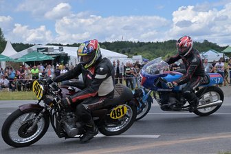 Nach dem Rennen ist vor dem Rennen: Doch geht es auch 2025 auf dem Zschorlauer Dreieck wieder rund? - Ferdinand Schwaighofer (l.) aus Litzelsdorf auf seiner Honda CB und Martin Lauckner aus Lößnitz auf seiner BMW R65 bereicherten die Klasse 5 für Serienmotorräder der Baujahre 1950 bis 1990.