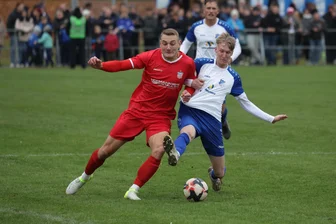 Nach dem Sachsenpokal-Aus des FSV Zwickau beim VfB Empor Glauchau: „Das ist blamabel für uns“ - Die Glauchauer - wie hier Pascal Degel (r.) im Zweikampf mit Lucas Albert - machten Zwickau das Leben schwer.