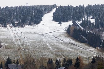 Nach dem Schock: Liftbetreiber am Fichtelberg setzen Saisonvorbereitung fort - Ein wenig "angezuckert" ist der Fichtelberg bereits. Ende der Woche soll in Sachsens größtem Skigebiet das Beschneien starten.