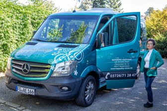 Nach dem schweren Reisebus-Unfall: Wie geht es für das Reisebüro „Happyday“ in Niederwiesa weiter? - Annette Ebert öffnet einen ihrer Kleinbusse. Diese nutzt sie für Geburtstagsfahrten mit Kleingruppen oder für den Transfer von Reisegästen, die zum Start ihrer Busreise gebracht werden. Mehrtägige Fahrten finden immer im großen Reisebus statt - seit dem Unfall ist Happyday mit einem gemieteten Bus unterwegs.
