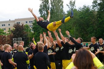 Nach dem Sieg im Fußball-Kreispokal Zwickau: Warum der SV Lok Glauchau-Niederlungwitz einen Kegler hochleben lässt - Die Fußballer des SV Lok Glauchau-Niederlungwitz lassen ihren Dopppeltorschützen Nico Richter abheben.