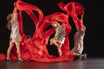 Nach dem Skandal um Queer-Stück „Lecken“: Theater Plauen-Zwickau setzt Zeichen gegen rechte Wut - Das "XXTanzTheater Köln" bringt das Stück "Mariana Pineda" nach Federico García Lorca auf die Bühne des Gewandhauses in Zwickau.