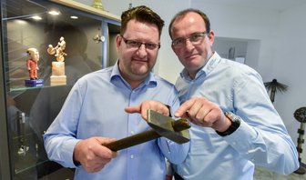 Nach dem Spiel ist vor dem Spiel - Die Erfolgsgeschichte der Brüder Jörn (l.) und Daniel Meyer, Chefs und Inhaber der Meyer Drehtechnik in Marienberg, begann mit Opas Hammer.