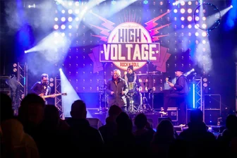 Nach dem Stadtfest ist vor dem Stadtfest: Was Burgstädt für 2025 schon auf dem Plan hat - Am Samstagabend heizte die AC/DC-Coverband "High Voltage" den Besuchern vor der Hauptbühne beim Burgstädter Stadtfest ein.