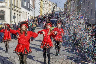 Nach dem Straßenfasching in Meerane: Wie lange die drei Kehrmaschinen im Einsatz waren - Konfetti haben die Teilnehmer am Straßenfasching in Meerane verteilt.