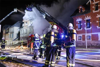 Nach dem Streit mit Bürgermeister und dem Dienststreik: Was die Ellefelder Feuerwehr jetzt vorhat - Explosion eines Wohnhauses 2023: die Ellefelder Wehr und Nachbarwehren im Großeinsatz. Danach gibt es ein Dankeschönfest von der Gemeinde. Ansonsten könnte die Wertschätzung der Wehr in Ellefeld höher sein, so der Feuerwehrchef.