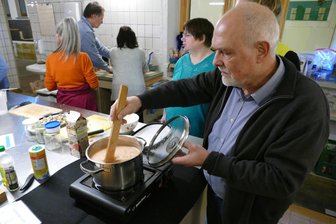 Nach dem Stromausfall in Spanien: Mit diesen Vorräten kommt auch ohne Strom ein Essen auf den Tisch - Mit einem Campingkocher, wie er ihn selbst zuhause im Garten hat, half Dietmar Träupmann bei der Zubereitung des Kichererbsen-Currys im Augustusburger Lehngericht.