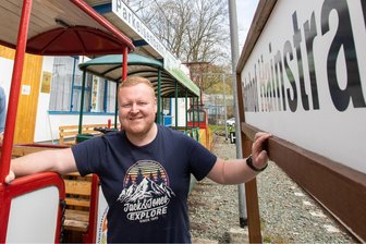 Nach dem Sturmschaden im Vorjahr: Elektrische Oberleitung der Plauener Parkeisenbahn ist repariert - Parkeisenbahn-Chef Marcel Kaiser freut sich auf die neue Saison in der Freizeitanlage.