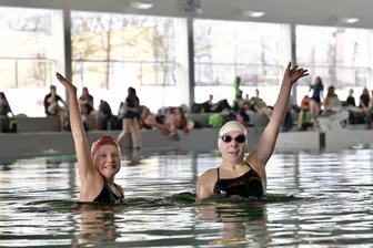 Nach dem Tod des langjährigen Vorsitzenden: 1. SC Flamingo Zwickau sendet Lebenszeichen - Die Zwickauerinnen Lina Seifert (links) vom 1. SC Flamingo und Lindsay Komar (rechts) vom SV 04 erreichten in ihren Altersklassen am Wochenende das Finale. Zu zweit stiegen sie aber nur fürs Pressefoto ins Wasser, denn beim Pflichtranglistenturnier wurde jede Sportlerin einzeln bewertet.