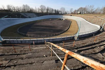 Nach dem Tod von Chemnitzer Radsport-Legende Michael Hübner: Diskussion um Umbenennung der Radrennbahn - Die Radrennbahn im Sportforum ist in Teilen sehr marode. Zu marode, um einen Verstorbenen zu ehren?