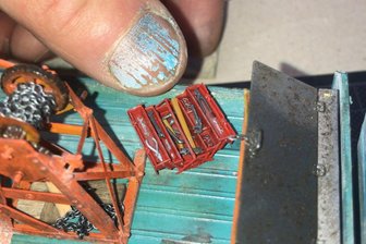 Nach dem Weihnachtsstress: Modellbauer sorgen im Erzgebirge für Abwechslung - Modellbauer brauchen eine ruhige Hand – gerade wenn es wie hier um Miniaturen geht.