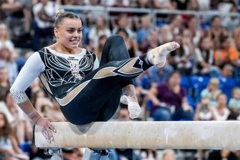 Nach dem WM-Schock will Turnerin Emma Malewski „unbedingt“ noch das Ticket nach Paris lösen - Emma Malewski an ihrem Paradegerät Schwebebalken in Aktion.