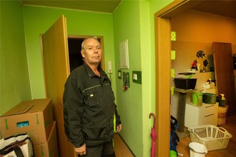 Nach dem Wohnungsbrand in der Plauener Hauffstraße: Mieter äußern Kritik an Hilfsangeboten aus dem Rathaus - Ralf Bohnsack lebte 30 Jahre in der Hauffstraße. Nun müssen er und seine Lebensgefährtin Grit Schneider ausziehen. Andere im Haus haben noch mehr verloren, manche sogar alles.