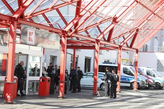 Nach Demo-Frust: Polizei stoppt rechte Gesänge von Neonazis in Plauen - Nazis am Kaufland in Plauen haben ausländerfeindliche Lieder gesungen.
