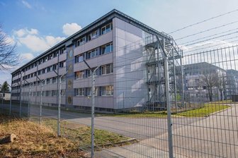 Nach Demo von Heimbewohnern in Schneeberg: Landesdirektion weist Kritik der Asylbewerber zurück - Die Erstaufnahmeeinrichtung in der ehemaligen Jägerkaserne in Schneeberg. Zuletzt waren dort rund 300 Asylbewerber untergebracht.