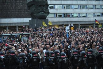 Nach Demos 2018 in Chemnitz: Neues Zentrum erforscht Ursachen für Kriminalität - Tausende Demonstranten und Gegendemonstranten standen sich im August 2018 nach dem Tod von Daniel H. in der Chemnitzer Innenstadt gegenüber. 