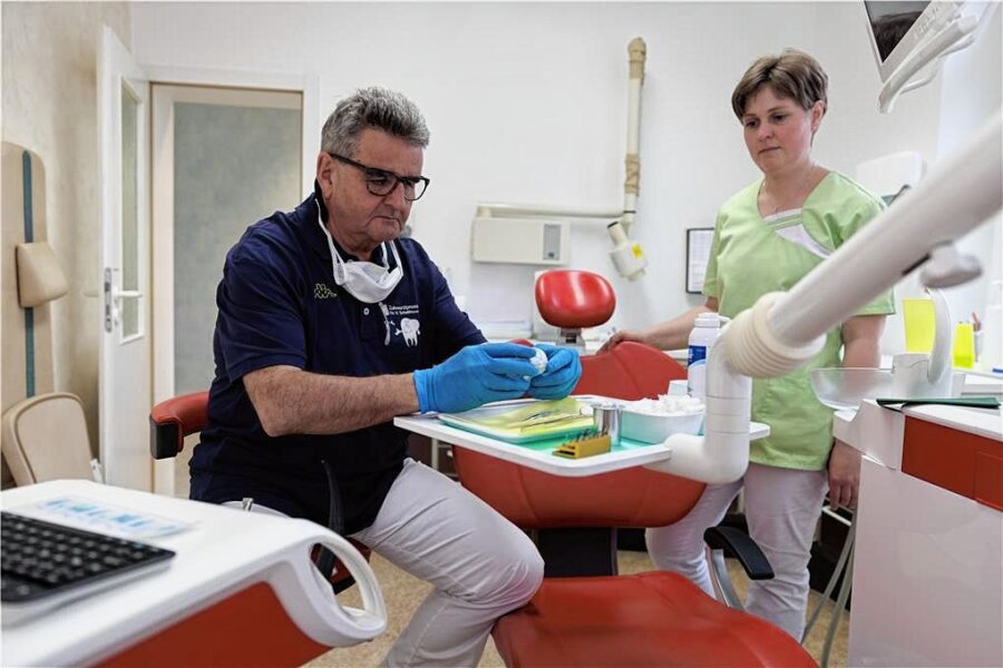 Nach den Allgemeinmedizinern gehen im Erzgebirge nun die Zahnärzte aus - Seit 1984 praktiziert Dr. Volker Scheithauer als Zahnarzt. Mit ihm in seiner Praxis: die zahnmedizinische Angestellte Stephanie Neumann. 
