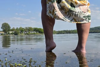 Nach den Arbeiten an der Talsperre Pirk: Wird das Wasser jetzt sauberer? - Ein frisches Fußbad in der Pirk: In wenigen Wochen startet die Badesaison.