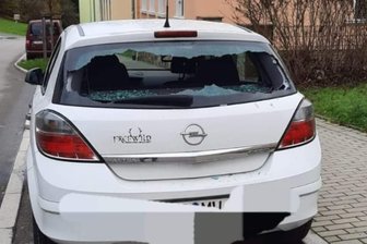 Nach den Auto-Randalen in Crimmitschau: Videoüberwachung, Belohnung für Täterhinweise und Sonderermittler gefordert - Auch Mario Wemme erlebte eine böse Überraschung am Mittwochvormittag. Er muss eigenen Angaben nach noch auf einen Werkstatttermin warten, da die neue Scheibe für sein Auto bestellt werden muss. Voraussichtliche Kosten: etwa 400 Euro.