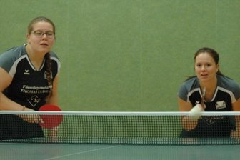 Nach den Doppeln kommt der Favorit in Fahrt - Julia Ludwig (l.) und Katharina Berger gewannen überraschend ein Doppel im Nachbarschaftsduell gegen die HSG Mittweida. Am Ende entschieden allerdings die Einzel zugunsten der Gäste, die den ersten Saisonsieg bejubelten. 