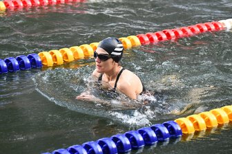 Nach den Meisterschaften im Erzgebirge: Sechs Tipps, wie ich Eisschwimmer werde - Ines Fuchs aus Flöha ist bei den Deutschen Meisterschaften im Eisschwimmen in Neuhermsdorf angetreten.