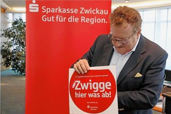 Nach den Millionenverlusten an der Börse: Ist Zwickau wieder eine normale Sparkasse, Herr Fohrmann? - Sparkassen-Vorstandschef Andreas Fohrmann bei der Vorstellung seines neuesten Projekts: Bei der Aktion „Zwigge hier was ab“ können Sparkassen-Kunden bei Geschäften in Zwickau und Werdau Rabatte erhalten. Es ist nur eine von vielen neuen Vertriebsideen.