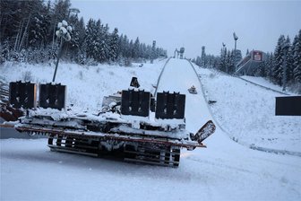 Nach der Arbeit gleich an die Schanze: Das Weltcup-Fieber an der Vogtland Arena beginnt - Die Sparkassen Vogtland Arena ist bereit, um die internationale Skisprung-Elite zum Weltcup zu empfangen.