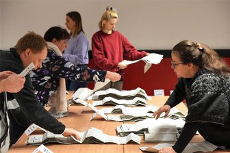Nach der Berliner Wahlwiederholung nimmt der Druck auf die Ampel zu - Wahlhelfer sortieren die Stimmzettel. Foto: Soeren Stache/dpa