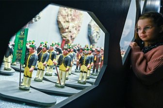 Nach der Bescherung: Zehn Orte für spannende Weihnachtsausflüge im Erzgebirge und Vogtland - Staunen im neuen Bergbaulabyrinth auf Burg Scharfenstein: Die Bergparade kann von Besuchern in Bewegung gesetzt werden.