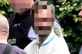 Nach der Bluttat in Hochweitzschen: Verwandter weiterhin in U-Haft - Einen Tag nach der Tat wurde der Verdächtigte dem Haftrichter vorgeführt.
