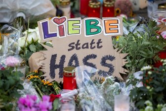 Nach der Bluttat von Solingen: Wie realistisch ist ein Aufnahmestopp für Syrer? - In der Nähe des Tatortes in Solingen, an dem am späten Freitagabend drei Menschen ermordet wurden, haben Menschen Blumen, Kerzen und auf Schilder gemalte Botschaften niedergelegt.