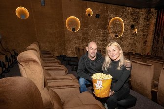 Nach der Corona-Zwangspause: So läuft der Neustart in den vogtländischen Kinos - Die Plauener Capitol-Leiterin Bärbel Winter und Mitarbeiter Matthias Fischer laden in den modernisierten Kinosaal 2 ein, der in goldfarbener Optik, mit speziellen LED-Effekten und bequemen Sesseln daherkommt.