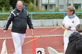 Nach der Ehrung folgt die Arbeit - Mit prüfendem Blick: Wilfried Baumgart schaut genau hin. Der Kampfrichter kontrollierte am Sonntag beim Weitsprung, ob die Teilnehmer den Balken getroffen ober übertreten haben.