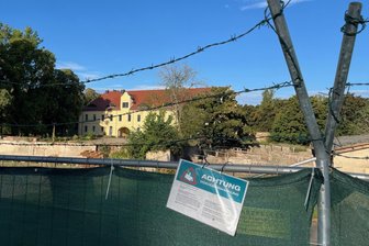 Nach der Festnahme von „König“ Peter Fitzek: Was passiert mit den Tieren vom Kanzleilehngut Halsbrücke? - Hinter Stacheldraht verborgen: Das Kanzleilehngut Halsbrücke wird derzeit vom Bund vor Eindringlingen geschützt.