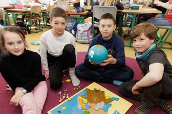 Nach der Flucht: Vom kleinen Glück, wieder lernen zu können - Valeria, Jannes, Tima und Emil (v. l.) beim gemeinsamen Lernen der Länder Europas. Seit einigen Tagen werden vier ukrainische Kinder an der Montessori-Grundschule in Annaberg-Buchholz unterrichtet. 