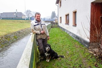 Nach der Flut: Anwohner kämpfen noch immer mit Schäden - Auf dem Grundstück von Armin Teichmeier stand das Wasser bis über die Fenstersimse und lief aufgrund der Schutzwand nicht mehr ab. Hündin Peggy musste aus den Fluten gerettet werden.