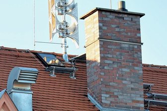 Nach der Flutkatastrophe im Ahrtal: Freiberg baut auf 14 neue Sirenen im Stadtgebiet - Sirene auf dem Dach von Haus Dürer des Geschwister-Scholl-Gymnasiums in Freiberg.