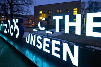 Nach der fulminanten Eröffnung in Chemnitz: So geht’s weiter im Kulturhauptstadt-Programm - Genauer hinschauen, was es in Chemnitz und der Region alles gibt, dazu fordert das Kulturhauptstadtmotto „C the Unseen“ auf. Der Schriftzug hier ist vor der sanierten Hartmannfabrik in Chemnitz zu sehen.