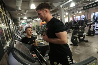 Aufwärmen auf dem Laufband: Auch Weihnachten hält sich Nikoloz Khalvashi, hier im Bild mit Studioleiter Kenneth Seidel, im Fitnessstudio FitX auf dem Kaßberg fit.