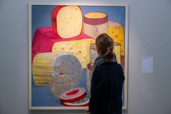 Nach der großen European-Realities-Schau: 2026 geht‘s im Gunzenhauser ums Essen - Eine fettige Verlockung sagt Kuratorin Pauline Tigges zu diesem Bild: „Käse“ von Jan Kummer in der neuen Ausstellung „Mahlzeit! Feinkunsthalle“ im Museum Gunzenhauser in Chemnitz.