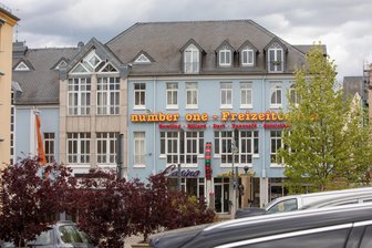 Nach der Insolvenz der Plauener Gastrofabrik: Neuer Betreiber für Bowlingcenter „Number One“ gefunden - Das „Number One“ am Klostermarkt ist seit Mitte Mai dieses Jahres geschlossen.